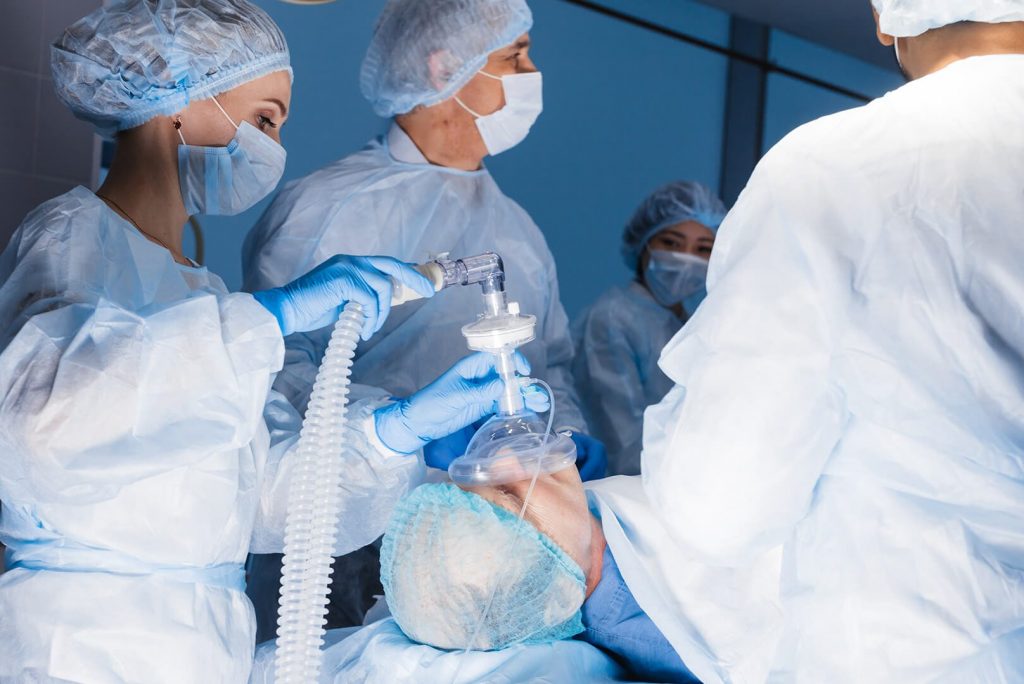 Anestesia centro aplicada por médica no ambiente cirúrgico